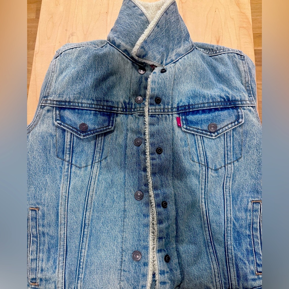 Never worn - Levi’s Premium - Original Sherpa Trucker Jacket - Lined - Small.